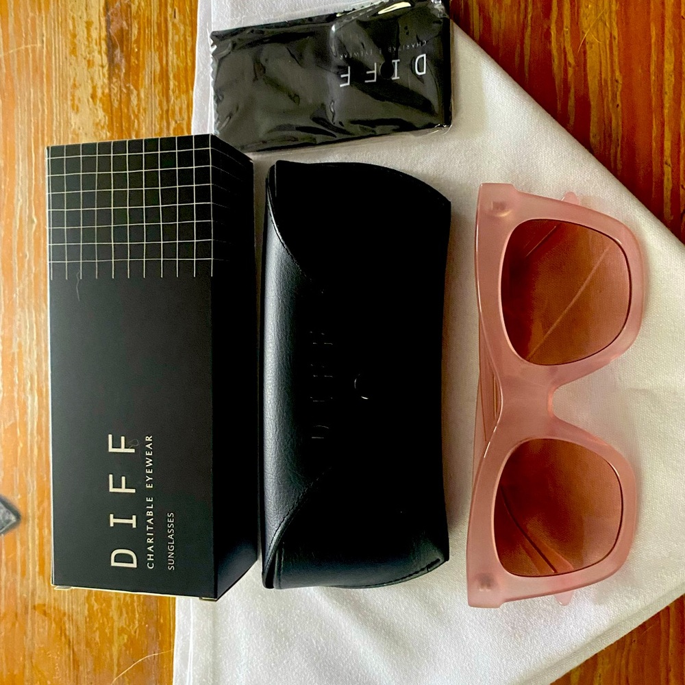 Sunnies! Brand new polarized Diff Kaia in light pink. Box, case, cleaning cloth
